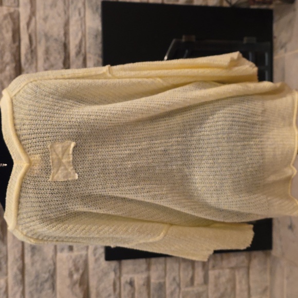 POL Yellow Knit V-Neck Quarter Sleeve Sweater. Size Small - Picture 3 of 4